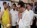 MNS chief Raj Thackeray, Maharastra Minister Aditya Thackeray perform 'Maha Arti' on Hanuman Jayanti - Hindi News | MNS chief Raj Thackeray, Maharastra Minister Aditya Thackeray perform 'Maha Arti' on Hanuman Jayanti | Latest national News at Lokmattimes.com