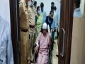 Vendor attacks woman civic official during anti-encroachment drive in Thane - Hindi News | Vendor attacks woman civic official during anti-encroachment drive in Thane | Latest maharashtra News at Lokmattimes.com