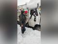 Indian Army comes to rescue of people stranded due to heavy snowfall in J-K - Hindi News | Indian Army comes to rescue of people stranded due to heavy snowfall in J-K | Latest national News at Lokmattimes.com