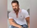 'Tiger bhi zinda hai, saanp bhi zinda hai', Salman Khan opens up on being bitten by snake - Hindi News | 'Tiger bhi zinda hai, saanp bhi zinda hai', Salman Khan opens up on being bitten by snake | Latest entertainment News at Lokmattimes.com