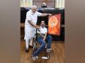 PM Modi meets specially-abled painter, calls him source of inspiration - Hindi News | PM Modi meets specially-abled painter, calls him source of inspiration | Latest national News at Lokmattimes.com