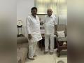 K'taka Congress chief meets BS Yediyurappa to express condolences on demise of latter's granddaughter - Hindi News | K'taka Congress chief meets BS Yediyurappa to express condolences on demise of latter's granddaughter | Latest national News at Lokmattimes.com