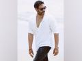 Ajay Devgn wraps his film 'Runway 34' by actually eating a wrap - Hindi News | Ajay Devgn wraps his film 'Runway 34' by actually eating a wrap | Latest maharashtra News at Lokmattimes.com