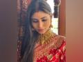 Mouni Roy makes the perfect new bride in red saree, gold jewellery - Hindi News | Mouni Roy makes the perfect new bride in red saree, gold jewellery | Latest maharashtra News at Lokmattimes.com