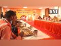 PM Modi, Yogi Adityanath have lunch with workers involved in Kashi Vishwanath Dham Corridor construction - Hindi News | PM Modi, Yogi Adityanath have lunch with workers involved in Kashi Vishwanath Dham Corridor construction | Latest national News at Lokmattimes.com