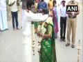Inter-state couple ties knot at Chinnar bridge in Kerala - Hindi News | Inter-state couple ties knot at Chinnar bridge in Kerala | Latest national News at Lokmattimes.com
