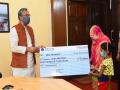 Uttarakhand CM gives Rs 10 lakh as ex gratia to constable's wife, who passed away on COVID-19 duty - Hindi News | Uttarakhand CM gives Rs 10 lakh as ex gratia to constable's wife, who passed away on COVID-19 duty | Latest national News at Lokmattimes.com