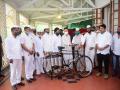 Maha Governor Bhagat Singh Koshyari gifts bicycles to dabbawalas - Hindi News | Maha Governor Bhagat Singh Koshyari gifts bicycles to dabbawalas | Latest maharashtra News at Lokmattimes.com