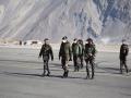 Army chief visits Siachen, Eastern Ladakh, reviews operational situation - Hindi News | Army chief visits Siachen, Eastern Ladakh, reviews operational situation | Latest national News at Lokmattimes.com