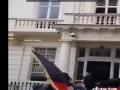 Protesters vandalise Pakistan High Commission in London over Afghanistan violence - Hindi News | Protesters vandalise Pakistan High Commission in London over Afghanistan violence | Latest international News at Lokmattimes.com