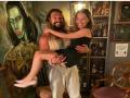 Khal Drogo lifts her 'Khaleesi', Emilia Clarke can't stop blushing - Hindi News | Khal Drogo lifts her 'Khaleesi', Emilia Clarke can't stop blushing | Latest entertainment News at Lokmattimes.com
