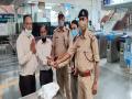 CISF restores bag containing Rs 1 lakh lost at Delhi metro station to owner - Hindi News | CISF restores bag containing Rs 1 lakh lost at Delhi metro station to owner | Latest national News at Lokmattimes.com