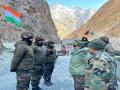Northern Army Commander visits Galwan valley in Eastern Ladakh to review security situation - Hindi News | Northern Army Commander visits Galwan valley in Eastern Ladakh to review security situation | Latest national News at Lokmattimes.com
