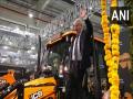 British PM hops on to bulldozer at Gujarat JCB factory, sparks meme fest - Hindi News | British PM hops on to bulldozer at Gujarat JCB factory, sparks meme fest | Latest international News at Lokmattimes.com