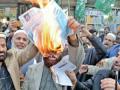 Pakistanis burn electricity bills, protest against imposed taxes - Hindi News | Pakistanis burn electricity bills, protest against imposed taxes | Latest politics News at Lokmattimes.com