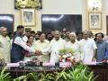 Umashree, Seetharam, Sudham Das take oath as MLCs in Karnataka - Hindi News | Umashree, Seetharam, Sudham Das take oath as MLCs in Karnataka | Latest politics News at Lokmattimes.com