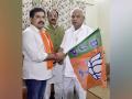 JDS MLC Puttanna joins BJP at Yediyurappa's residence - Hindi News | JDS MLC Puttanna joins BJP at Yediyurappa's residence | Latest politics News at Lokmattimes.com