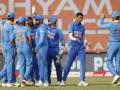 Indian bowlers fire in unison to restrict SL to 142/9 - Hindi News | Indian bowlers fire in unison to restrict SL to 142/9 | Latest cricket News at Lokmattimes.com