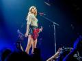 Taylor Swift slipped a private note for Anne Hathaway at Eras Tour - Hindi News | Taylor Swift slipped a private note for Anne Hathaway at Eras Tour | Latest entertainment News at Lokmattimes.com