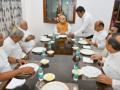 Shah visits Yediyurappa's house for breakfast, sends out message to party leaders - Hindi News | Shah visits Yediyurappa's house for breakfast, sends out message to party leaders | Latest politics News at Lokmattimes.com
