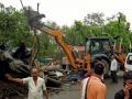 Locals clash with police amid anti-encroachment drive in Delhi's Mehrauli - Hindi News | Locals clash with police amid anti-encroachment drive in Delhi's Mehrauli | Latest politics News at Lokmattimes.com