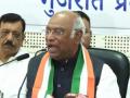 BJP campaigning on communal lines, says Kharge in Gujarat - Hindi News | BJP campaigning on communal lines, says Kharge in Gujarat | Latest national News at Lokmattimes.com