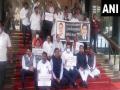 BJP MLAs stage protest to demand Maharashtra Minister Nawab Malik's resignation - Hindi News | BJP MLAs stage protest to demand Maharashtra Minister Nawab Malik's resignation | Latest maharashtra News at Lokmattimes.com