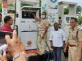 33 fuel stations in Telugu states seized for cheating consumers - Hindi News | 33 fuel stations in Telugu states seized for cheating consumers | Latest national News at Lokmattimes.com