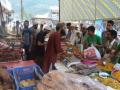Eid eve shopping continues in Kashmir despite rain, cold - Hindi News | Eid eve shopping continues in Kashmir despite rain, cold | Latest national News at Lokmattimes.com