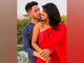 Priyanka sends sweet surprise to Nick as he gears up for 'SNL' - Hindi News | Priyanka sends sweet surprise to Nick as he gears up for 'SNL' | Latest entertainment News at Lokmattimes.com