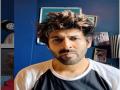 Kartik Aaryan shares hilarious video, gets back to his basic look - Hindi News | Kartik Aaryan shares hilarious video, gets back to his basic look | Latest entertainment News at Lokmattimes.com