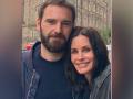 Courteney Cox says 'it's been hard' without boyfriend Johnny McDaid as couple stays apart due to lockdown - Hindi News | Courteney Cox says 'it's been hard' without boyfriend Johnny McDaid as couple stays apart due to lockdown | Latest entertainment News at Lokmattimes.com