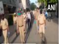Ahmedabad residents shower flowers on cops, express gratitude - Hindi News | Ahmedabad residents shower flowers on cops, express gratitude | Latest national News at Lokmattimes.com
