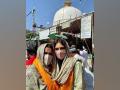 Sara Ali Khan pays visit to Ajmer Sharif with mother Amrita Singh - Hindi News | Sara Ali Khan pays visit to Ajmer Sharif with mother Amrita Singh | Latest entertainment News at Lokmattimes.com