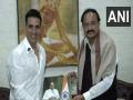 Delhi: Akshay Kumar meets Vice President M. Venkaiah Naidu - Hindi News | Delhi: Akshay Kumar meets Vice President M. Venkaiah Naidu | Latest entertainment News at Lokmattimes.com