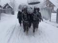 Army helps woman, her newborn reach home in J-K's snow-laden Kupwara - Hindi News | Army helps woman, her newborn reach home in J-K's snow-laden Kupwara | Latest national News at Lokmattimes.com