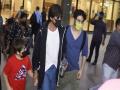 Fan tries to hold Shah Rukh Khan's hand, watch how son Aryan protects him - Hindi News | Fan tries to hold Shah Rukh Khan's hand, watch how son Aryan protects him | Latest entertainment News at Lokmattimes.com