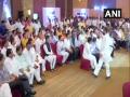 Congress-NCP-Shiv Sena pool their MLAs at Mumbai Hotel in show of strength - Hindi News | Congress-NCP-Shiv Sena pool their MLAs at Mumbai Hotel in show of strength | Latest national News at Lokmattimes.com