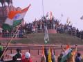 After clashes with police, farmers swarm Red Fort, hoist pennant - Hindi News | After clashes with police, farmers swarm Red Fort, hoist pennant | Latest national News at Lokmattimes.com