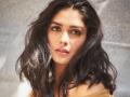 Mrunal Thakur: Farhan Akhtar inspires me - Hindi News | Mrunal Thakur: Farhan Akhtar inspires me | Latest entertainment News at Lokmattimes.com