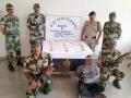 BSF seizes gold worth Rs 6 cr along India-B'desh border, 2 arrested - Hindi News | BSF seizes gold worth Rs 6 cr along India-B'desh border, 2 arrested | Latest national News at Lokmattimes.com