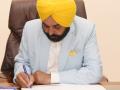 Punjab CM holds Home, Administrative Reforms portfolios - Hindi News | Punjab CM holds Home, Administrative Reforms portfolios | Latest politics News at Lokmattimes.com
