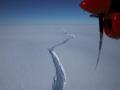 Vast cracks free huge iceberg in Antarctica - Hindi News | Vast cracks free huge iceberg in Antarctica | Latest international News at Lokmattimes.com