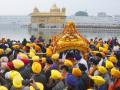 Devotees pay tribute to Guru Gobind Singh in Golden Temple - Hindi News | Devotees pay tribute to Guru Gobind Singh in Golden Temple | Latest national News at Lokmattimes.com