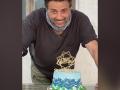Sunny Deol celebrates 64th birthday with mountain themed cake - Hindi News | Sunny Deol celebrates 64th birthday with mountain themed cake | Latest entertainment News at Lokmattimes.com