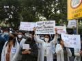Resident doctors continue strike, threaten mass resignation - Hindi News | Resident doctors continue strike, threaten mass resignation | Latest health News at Lokmattimes.com