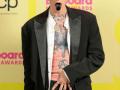 Machine Gun Kelly got new 'best friends' - leeches on his belly button! - Hindi News | Machine Gun Kelly got new 'best friends' - leeches on his belly button! | Latest entertainment News at Lokmattimes.com