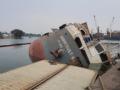 B'deshi owners abandon capsized ship in Kolkata; SMP refuses to allow crew to leave - Hindi News | B'deshi owners abandon capsized ship in Kolkata; SMP refuses to allow crew to leave | Latest national News at Lokmattimes.com