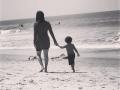 Sunny Leone and her 'little nugget' take a stroll on the beach - Hindi News | Sunny Leone and her 'little nugget' take a stroll on the beach | Latest lifestyle News at Lokmattimes.com