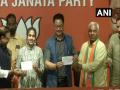 Wrestler Babita Phogat, father Mahavir join BJP - Hindi News | Wrestler Babita Phogat, father Mahavir join BJP | Latest politics News at Lokmattimes.com